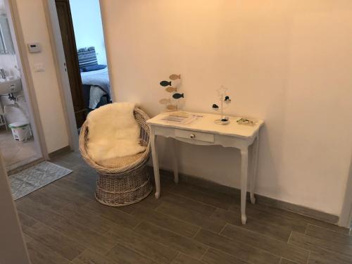莱圭利亚Casa Bianca Laigueglia的一张小白桌子和一把椅子
