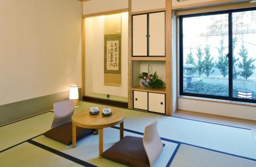 东京江户樱花饭店的客厅配有桌椅和窗户。