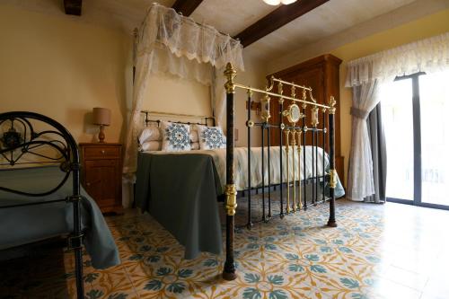 马萨尔福恩玛丽亚吉奥瓦纳旅馆的一间卧室配有一张带天蓬的床