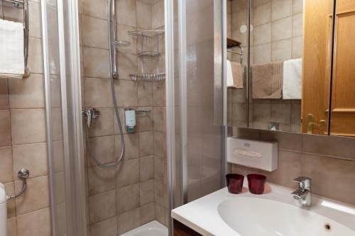 卡普尔提斯奇特诺亚酒店的带淋浴和盥洗盆的浴室