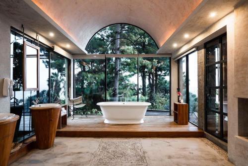 圣克鲁斯拉拉古纳阿蒂特兰卡萨普拉纳酒店的带浴缸和大窗户的大浴室