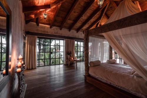 圣克鲁斯拉拉古纳阿蒂特兰卡萨普拉纳酒店的一间设有床铺的卧室,位于带窗户的房间内