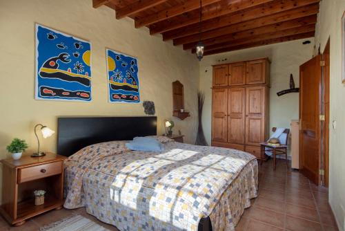 Las Laderas凡卡拉斯维拉得拉斯酒店的一间卧室,卧室内配有一张大床