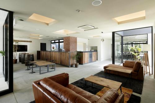 京都京都Piece旅舍的客厅配有沙发和桌子
