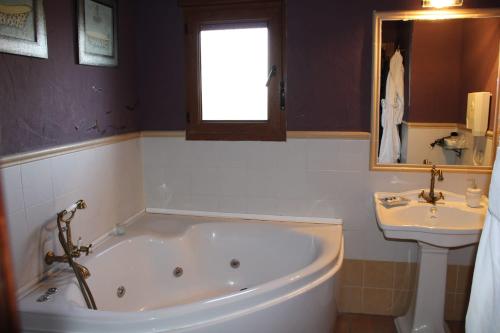 芬卡林蔻德拉维加酒店的一间浴室