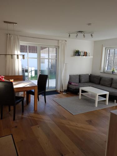 里姆斯廷格菲林利姆吉姆西公寓的客厅配有沙发和桌子