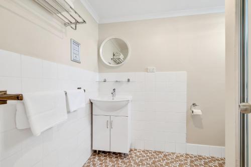 麦夸里港Surf Beach Motel Port的白色的浴室设有水槽和镜子