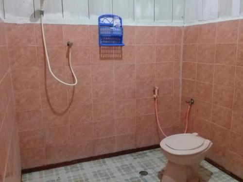 Rumah OlatNusa Nalan Beach Resort的一间带卫生间和淋浴的浴室