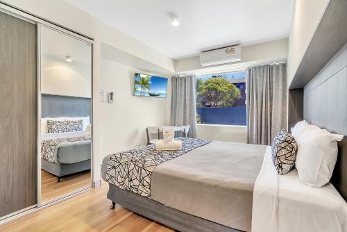 麦夸里港Surf Beach Motel Port的一间卧室设有一张大床和一个窗户。