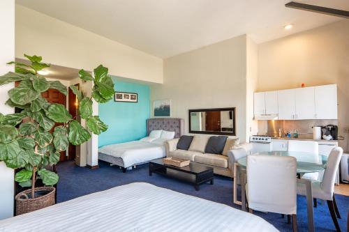 洛杉矶海洋豪华阁楼和套房酒店的客厅配有沙发和桌子
