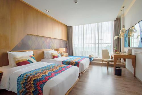 圣吉吉阿鲁娜圣吉吉会议度假酒店的酒店客房配有两张床和一张书桌