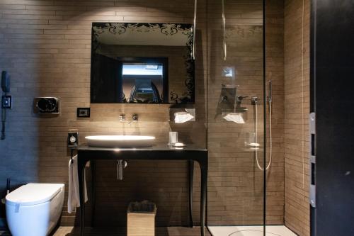 威尼斯帕拉索巴巴里戈苏卡那格兰德酒店的一间带水槽、镜子和卫生间的浴室