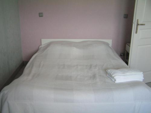 Saint-Fort-sur-Girondela maison d'Amélie的一张白色的床,上面有一堆毛巾