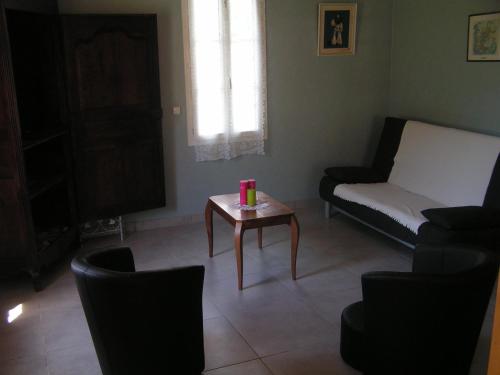 Saint-Fort-sur-Girondela maison d'Amélie的客厅配有咖啡桌和沙发
