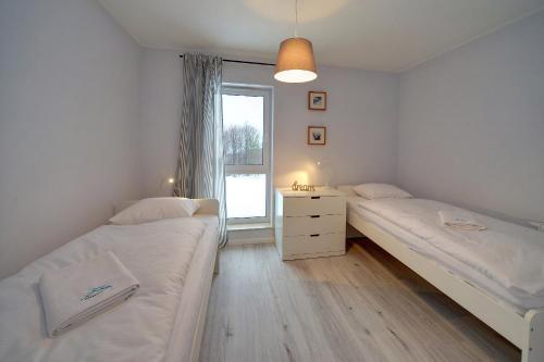 斯克拉斯卡波伦巴Apart-Invest Apartament Oslo的一间卧室设有两张床和窗户。