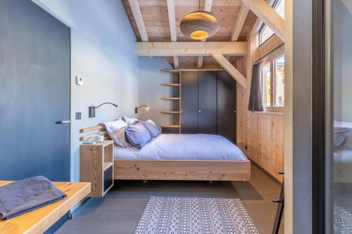 阿克 1600Chalet Béla Vya的一间小卧室,配有一张床和一个楼梯