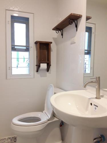 沙美岛Sky cottage Bungalow的白色的浴室设有卫生间和水槽。