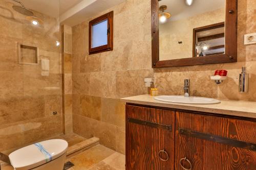 巴尔Villa Irma的一间带卫生间、水槽和镜子的浴室