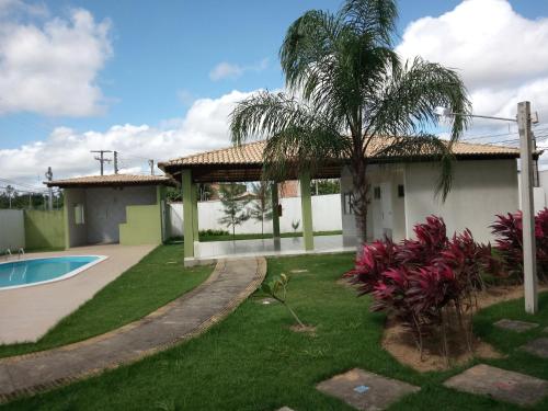 帕纳米林Natal RN Apartamento的棕榈树和游泳池的房子