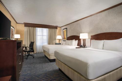 盐湖城盐湖城机场丽笙酒店的酒店客房设有两张床和电视。