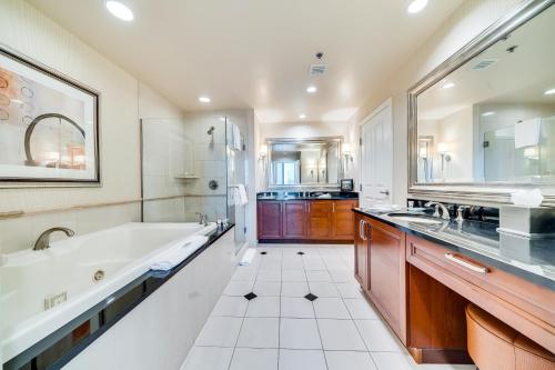 拉斯维加斯喷气豪华高级公寓酒店的带浴缸和盥洗盆的大浴室