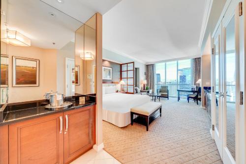 拉斯维加斯喷气豪华高级公寓酒店的一间酒店客房 - 带一张床和一间浴室