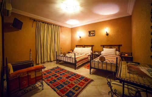 泰夫劳特Hotel Salama STE SAL- AMA SUD SARL AU的一间带两张床的卧室和地毯