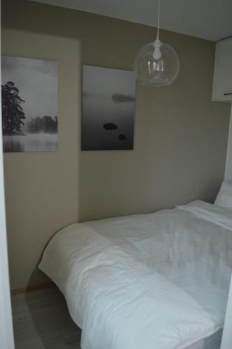 罗瓦涅米Aurora Haven Rovaniemi Modern DT Apartment -Self Check-In & Free Wifi-的卧室配有白色的床,墙上挂着一幅画