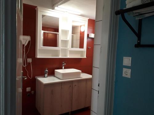 加拉希德松埃利亚旅馆的一间带水槽和镜子的浴室