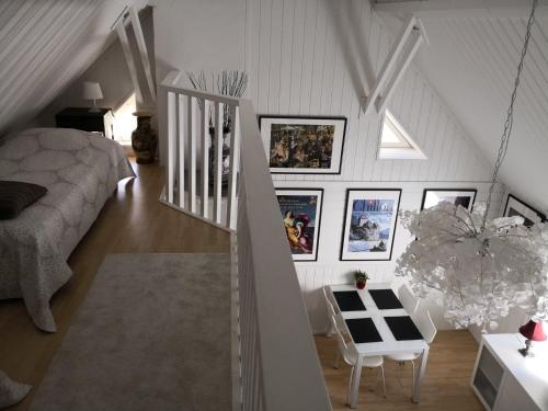 万塔Lovely Mint Garden Studio的阁楼间 - 带一张床和墙上的照片