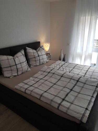 圣阿尔德贡德Ferienwohnung Moritz的卧室内的一张带铺着地毯和枕头的床