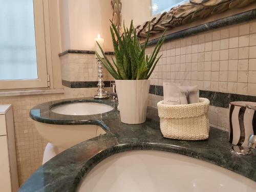 那不勒斯Suite Ottocento napoletano的一间带水槽、卫生间和镜子的浴室