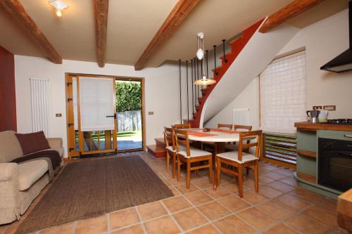 克拉尼斯卡戈拉Kronau Chalet Resort的厨房以及带桌椅的起居室。