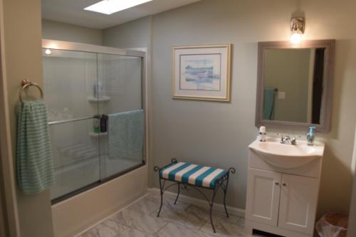 查尔斯顿Gray Heron House的一间带玻璃淋浴和水槽的浴室