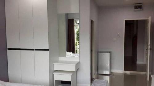 北芭堤雅Pandora House by Mike Group的白色的客房设有水槽和镜子