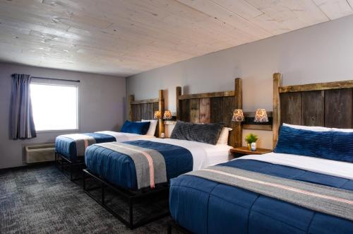 欧克博奇芬塔基布劳克套房酒店的一间卧室设有两张床和窗户。