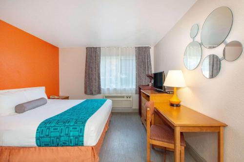 塞勒姆塞勒姆豪生国际酒店的酒店客房配有一张床、一张书桌和一台电脑