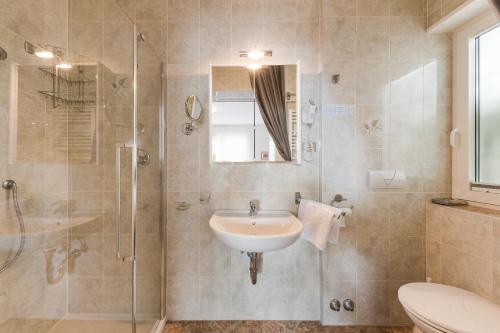 拉古多莫妮卡膳食公寓的一间带水槽和淋浴的浴室