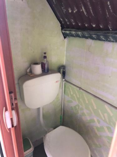 刁曼岛Beach Shack Chalet - Garden View Aframe Small Unit的一间小浴室,内设白色卫生间
