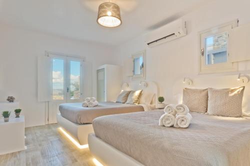 Kyra PanagiaLux View Villas的白色客房的两张床,设有窗户