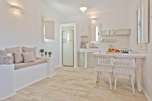 Kyra PanagiaLux View Villas的厨房以及带桌椅的起居室。