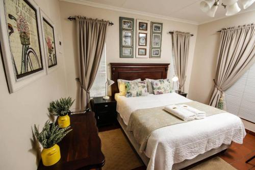 纽卡斯尔埃博登住宿加早餐旅馆的一间卧室配有一张带木制床头板的床