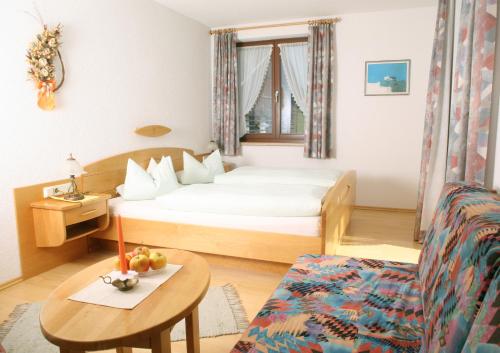 列兴奥尔特纳旅馆的酒店客房配有一张床铺和一张桌子。