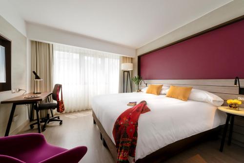 利马Mercure Ariosto Lima的卧室配有一张白色大床和红色墙壁