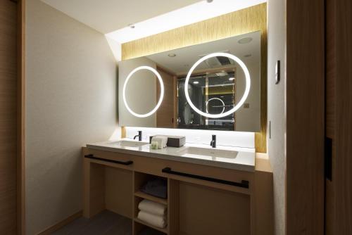 东京东京1899酒店的一间带水槽和镜子的浴室