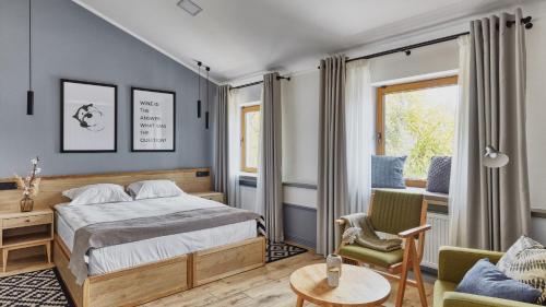 敖德萨Wine&Pillow Hotel by Frapolli的一间卧室配有一张床、一把椅子和一张桌子