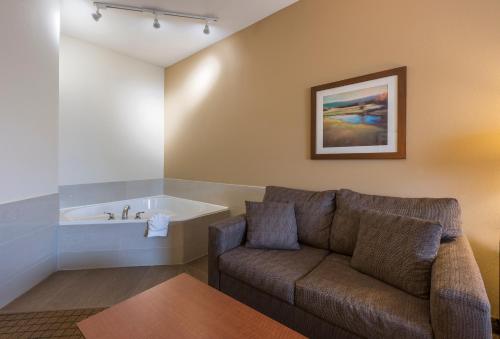 蒙克顿迪耶普机场品质酒店的带沙发和浴缸的客厅