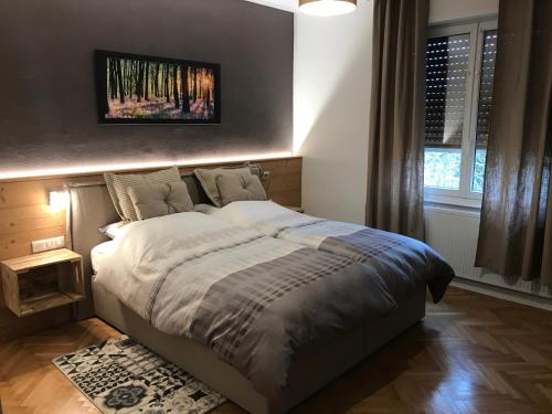 KirchheimLa Villa Mansard的一间卧室配有一张壁画床
