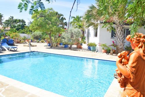 Villa Bougainvillea Aruba Rumba Suite内部或周边的泳池