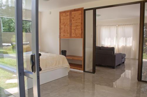 OkaihauTauhara Luxury Apartment的一间卧室设有一张床和一个滑动玻璃门
